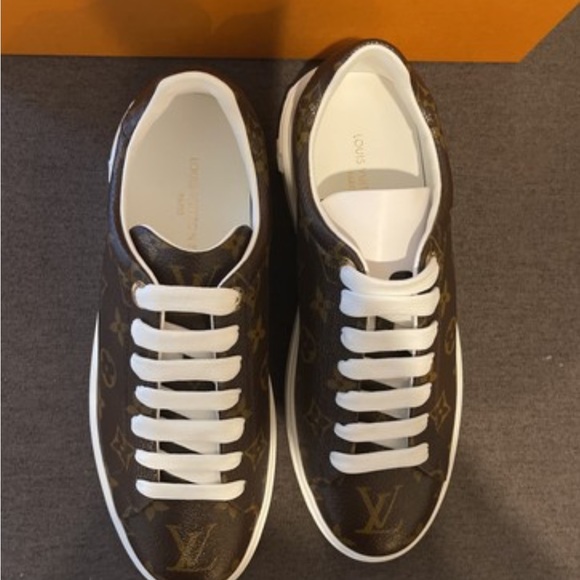 Gently worn authentic Louis Vuitton Timeout Sneakers size 38.5 (8.5) - Picture 3 of 7